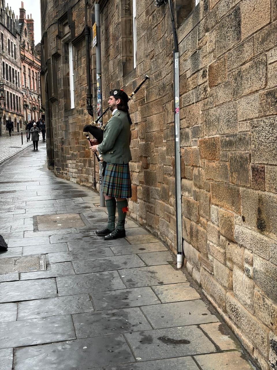 Gaitero tocando en las calles de Edimburgo, Escocia